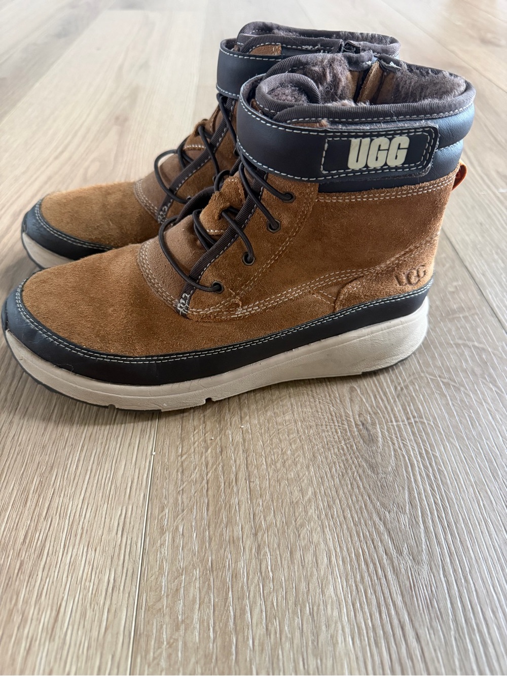 UGG Kids Arren Weather Suede Boots Chestnut Brown Size 5 Youth 1132270K